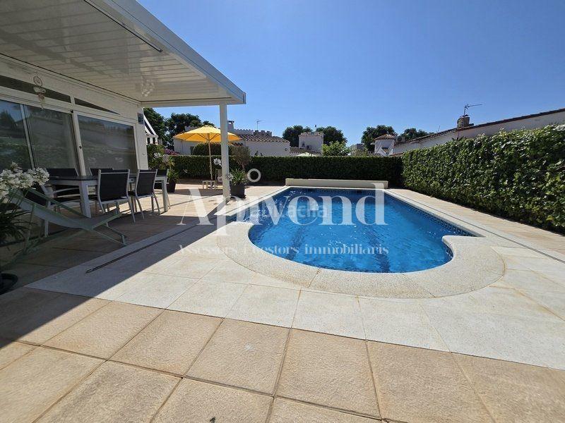 Foto 76efaeba-f1a8-4a39-a815-3fab5e75ca2e. Chalet casa de una sola planta con licencia t. sector montseny en Empuriabrava