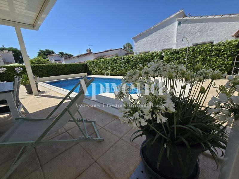 Foto 9e2a34f5-6c90-40de-a388-45b59b020834. Chalet casa de una sola planta con licencia t. sector montseny en Empuriabrava
