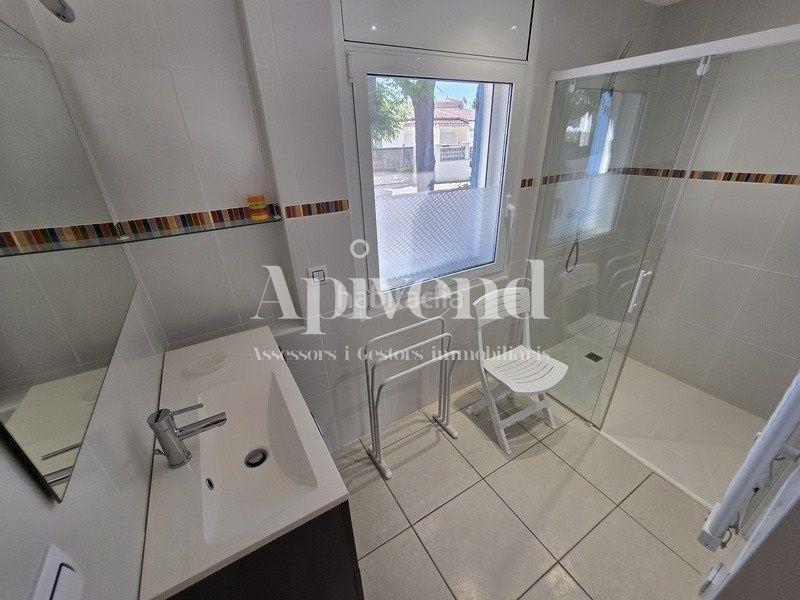 Foto b1eb5d64-a447-426c-82d4-1eb88c4f8876. Chalet casa de una sola planta con licencia t. sector montseny en Empuriabrava