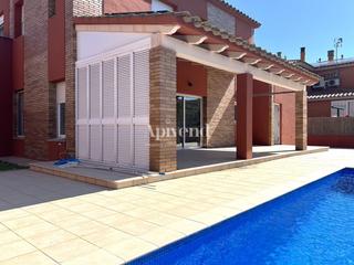 Maison  Carrer comtessa de molins. Excelente casa con piscina privada en  una zona muy tranquila en