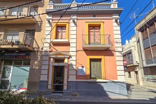 Casa adossada  Colom. Casa en el centro de figueres. zona fossos a 5 mints a pie de la