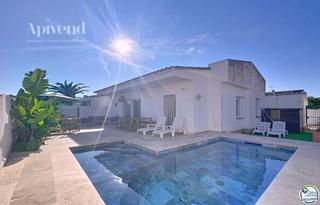 Chalet  Alberes. En venta  casa en planta baja con piscina en empuriabrava