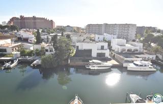 Piso  De la platja. Bonito apartamento con gran terraza acristalada, vistas al canal