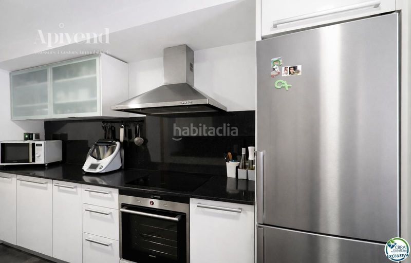 Foto 2cf2a98a-3aa2-4322-8b08-7f031cf1cfbc. Pis amb calefacció aparcament a Centre Roses