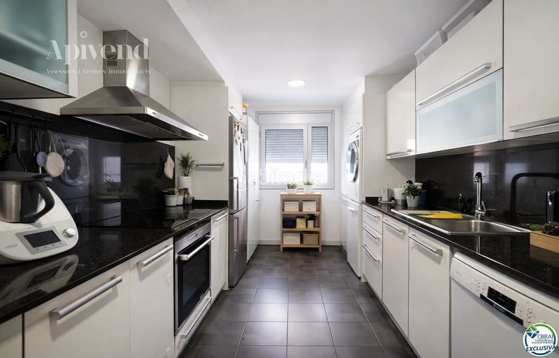 Foto 6106bc93-478d-4184-a3ab-10055b3019d1. Pis amb calefacció aparcament a Centre Roses