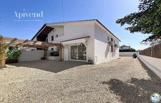 Chalet  Peni. Casa renovada con 5 habitaciones y licencia turística en empuria