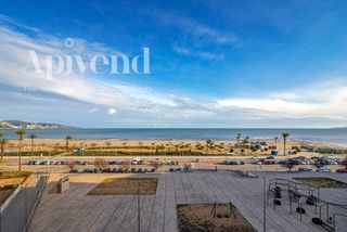 Pis  Sector delta muga n2-8. Magnífico apartamento renovado en el paseo marítimo