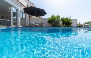 Chalet  Del port joan. Elegante villa con piscina, amarre y acceso directo al canal de