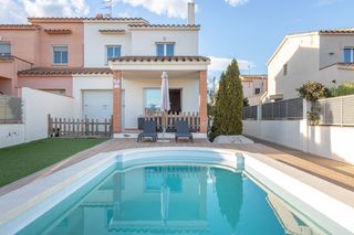Doppelhaus  Carrer d'occident. Casa pareada con 4 habitaciones con parking, piscina y calefacci