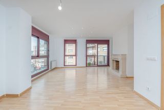 Piso en Carrer de la creu de la m. Piso con 5 habitaciones con parking y aire acondicionado