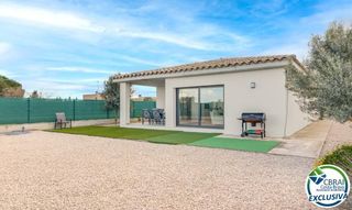Maison dans Carrer de pere ignasi ferrer. Casa con 3 habitaciones con parking y aire acondicionado