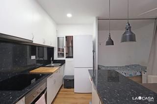 Appartement  Calle maladeta. La casa agency presenta piso ideal para inversión o primera vivi