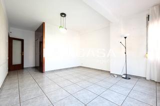 Pis  Carrer de sant iscle. La casa agency presenta luminoso piso exterior en virrey amat, b