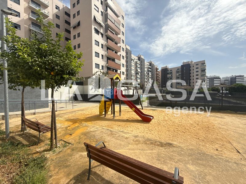 Foto d336dd2d-9226-4cb8-bc17-916ab585c89e. Pis amb aparcament piscina a Entrenúcleos Dos Hermanas