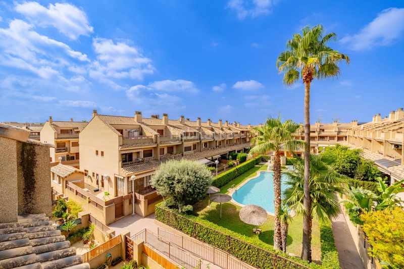 Foto eccead8a-9e9d-4e9f-81b2-74bc9e4ab9ee. Casa adossada amb calefacció aparcament piscina a Valencia