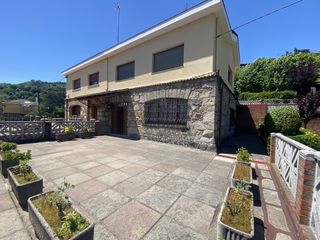 Reihenhaus  Tiburtzio bergaretxe etxetaldea. Chalet independiente con jardín y garaje frente al metro de basa