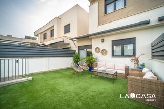 Casa adossada  Calle jose mejias salguero. Adosado en entrenúcleos con patio, aparcamiento privado y piscin