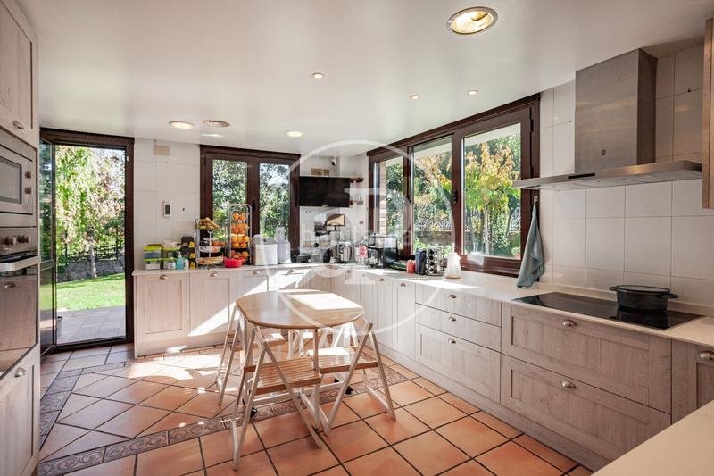 Foto 5b1b3406-8f71-42c8-aebf-a339d73d6eb6. Casa con riscaldamento parcheggio piscina in Pueblo Pozuelo de Alarcón