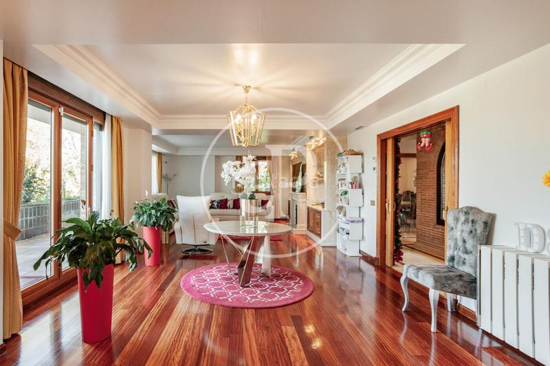 Foto be3cdd19-9cb0-423d-9f49-2e366ad96507. Casa con riscaldamento parcheggio piscina in Pueblo Pozuelo de Alarcón