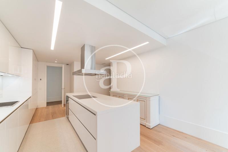 Foto df77cca6-133f-4184-a7b4-ca298f675d44. Rent flat with heating parking pool in Castellana Madrid