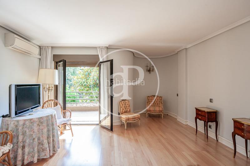 Foto c3c194b9-7268-40a9-86a0-2b3c5b533f45. Casa aparellada amb calefacció aparcament a Nueva España Madrid