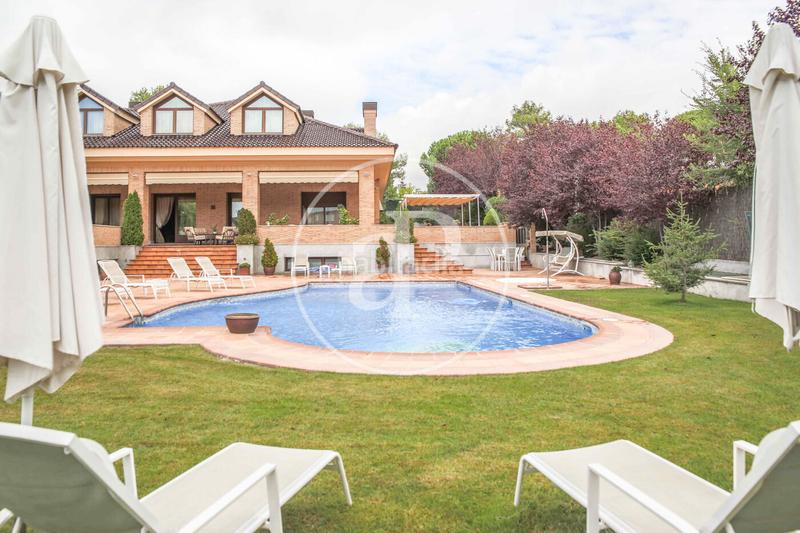 Foto 616ae1dc-5144-4dac-a79d-b724ca36f8b9. Casa amb calefacció aparcament piscina a Las Lomas Boadilla del Monte