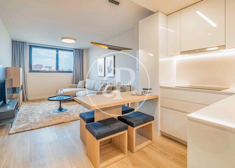 Foto 64887cbd-f2da-4fad-bd59-648f1caf0bc2. Rent flat with heating parking pool in Valdeacederas Madrid