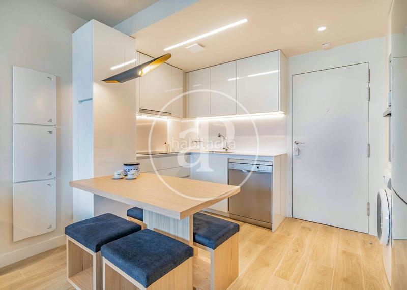 Foto 73dc8b26-d99b-41e6-9b0d-98d4fdc64e93. Rent flat with heating parking pool in Valdeacederas Madrid