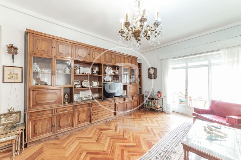 Foto 5aa2643d-369a-4d7c-bb13-d790493f268e. Pis amb calefacció aparcament a Castellana Madrid