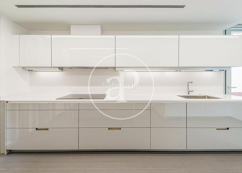 Foto 14c1cd19-88d4-4c3d-b93f-9a53a69e5eae. Doppelhaus mit heizung parking pool in Canillas Madrid