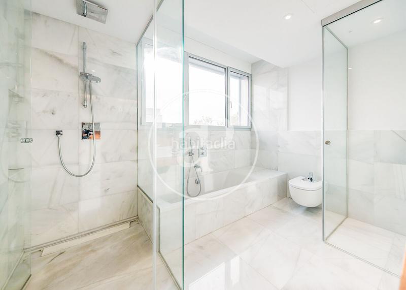 Foto 17c40ed1-c295-4c18-823b-13efb432d587. Doppelhaus mit heizung parking pool in Canillas Madrid