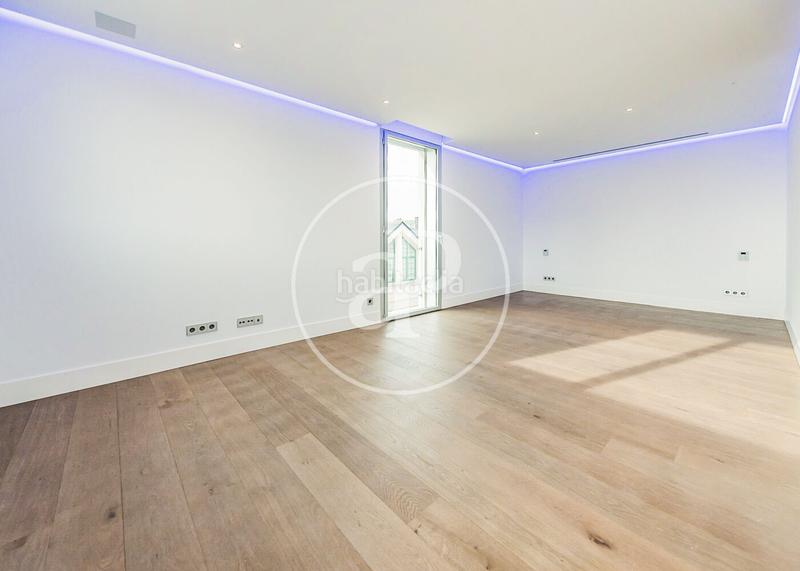 Foto 5f3976c6-fb2d-466f-b4e1-96d359ce6d89. Doppelhaus mit heizung parking pool in Canillas Madrid