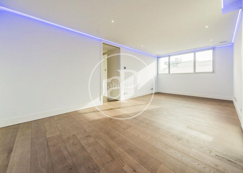 Foto 6c6381e6-b844-44eb-977c-6526f6104e36. Doppelhaus mit heizung parking pool in Canillas Madrid