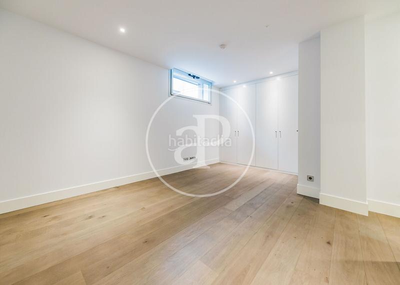 Foto 94f2632c-8f1e-4a85-ba31-c600b2d739d8. Doppelhaus mit heizung parking pool in Canillas Madrid