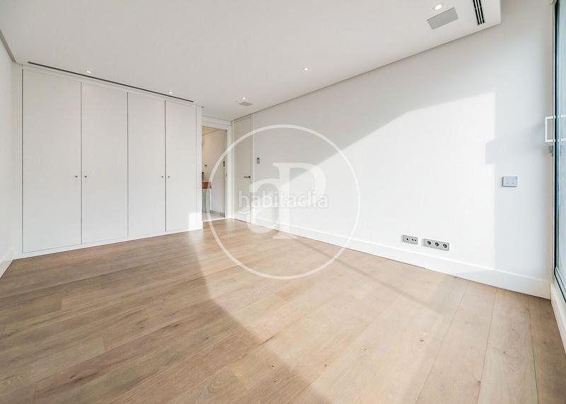 Foto b048c13c-bc5b-464a-a331-eee37193e0cf. Doppelhaus mit heizung parking pool in Canillas Madrid