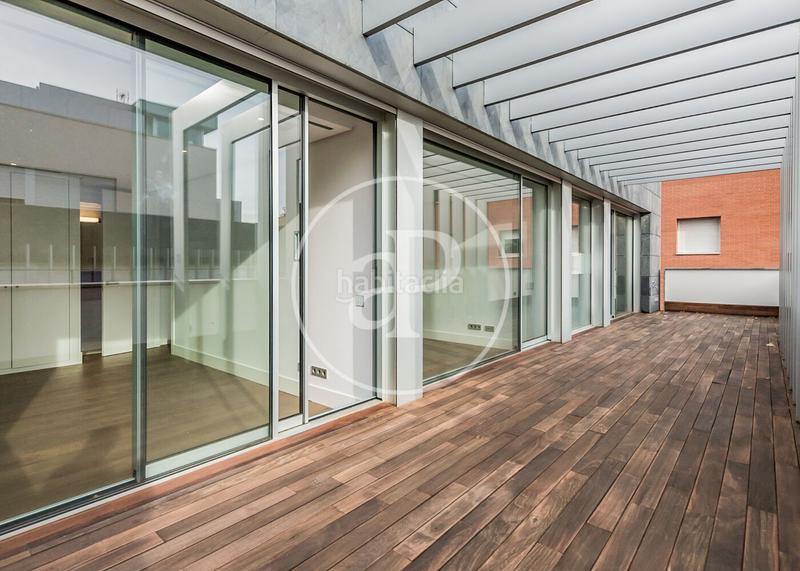 Foto e1aaffb8-ee14-4b99-9c80-148d29f63bb6. Doppelhaus mit heizung parking pool in Canillas Madrid