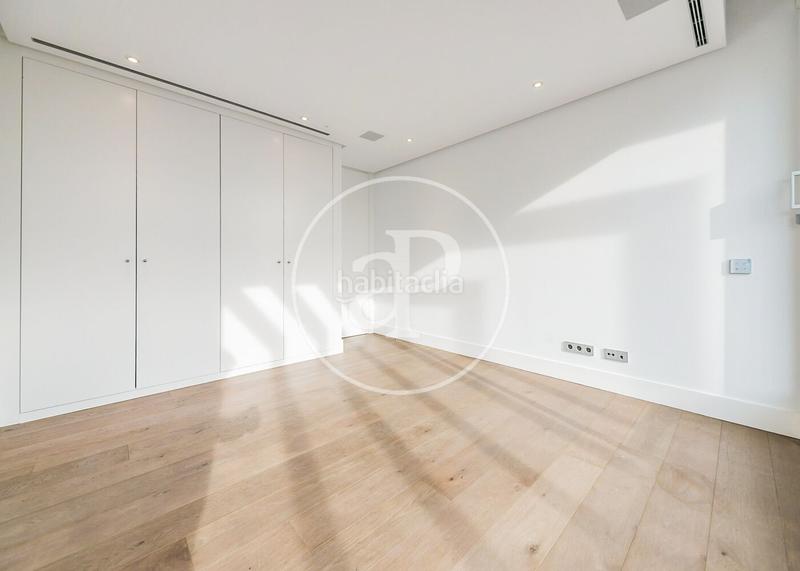 Foto ead9f359-7b82-4d93-be0c-10d95d450e00. Doppelhaus mit heizung parking pool in Canillas Madrid