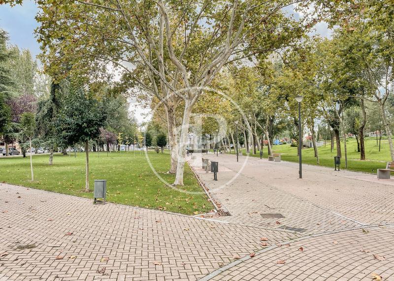 Foto b8ee62d1-05f5-400d-b91a-12add6abf107. Terreno residenziale in Pueblo Pozuelo de Alarcón