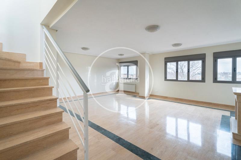 Foto 40bfdb2b-837c-45a9-a26f-f869dcc57f5c. Alquiler piso duplex con terraza en valdemarin en Madrid