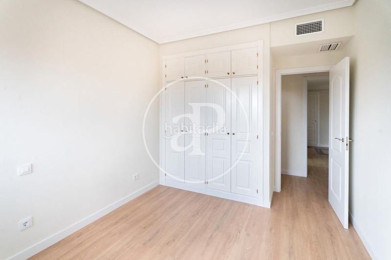 Foto 8bd70863-5ff4-4874-8da6-d637c8454520. Alquiler piso duplex con terraza en valdemarin en Madrid