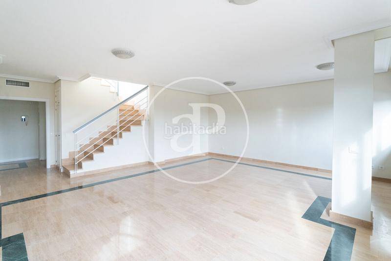 Foto 987828af-6658-4b6d-901e-a4160d63403d. Alquiler piso duplex con terraza en valdemarin en Madrid