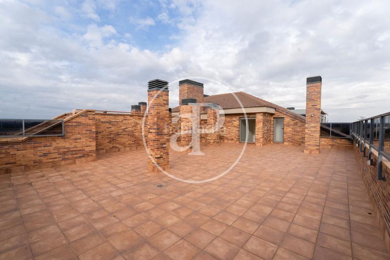 Foto dbc0d24b-783f-4756-8b95-21599270a0f3. Alquiler piso duplex con terraza en valdemarin en Madrid