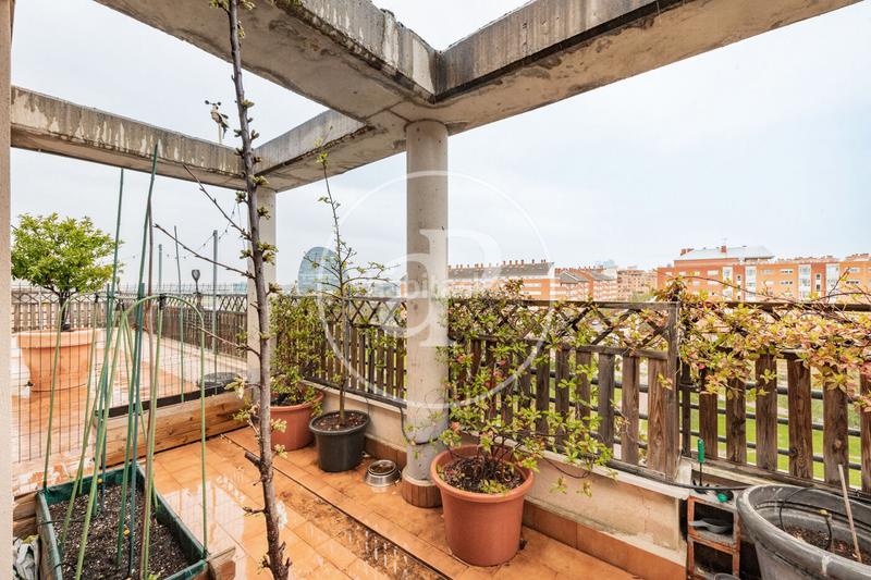 Foto 99ff33a2-e273-4e13-b84d-725d3e3f80b2. Attico con riscaldamento parcheggio piscina in Las Tablas Madrid