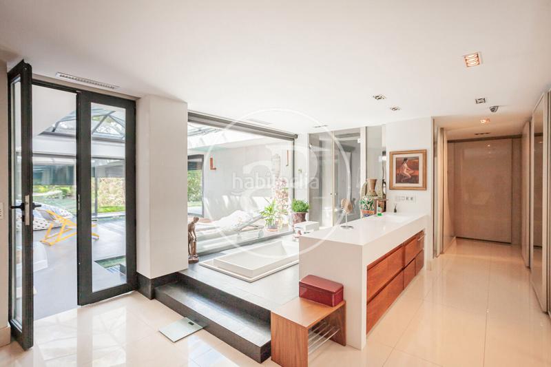 Foto bbf2d821-d584-4b2c-84d8-b103a9f05276. Casa amb calefacció aparcament piscina a Aravaca Madrid