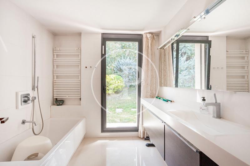 Foto dfbcb08d-29c1-4489-9581-bc7e8af4b676. Casa amb calefacció aparcament piscina a Aravaca Madrid