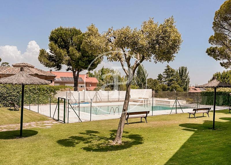 Foto 1916ee64-c0df-4857-b90f-b76e6d9b6f25. Casa adosada chalet en venta en monte del pilar en Majadahonda