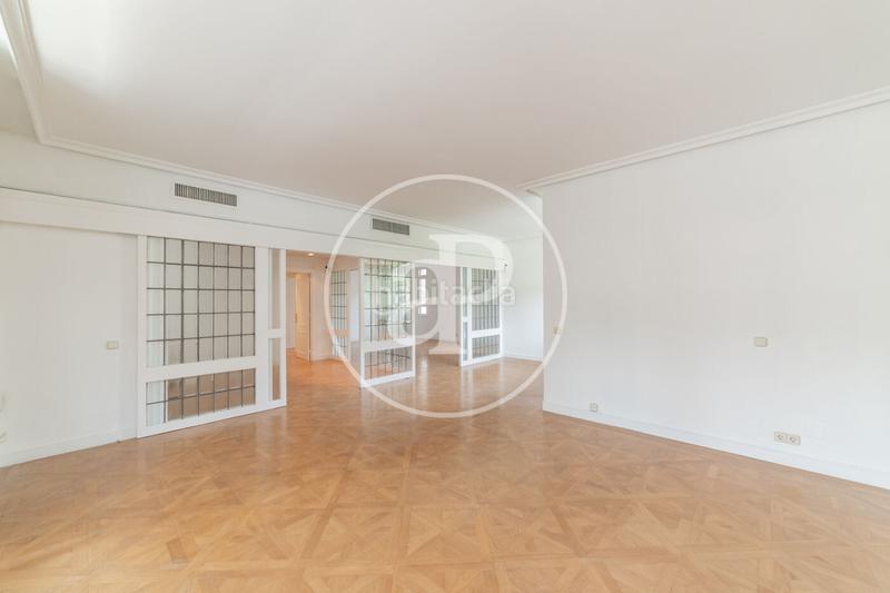 Foto b1e210aa-073f-4a6b-b211-b06cc8e93664. Location appartement avec chauffage parking dans El Viso Madrid