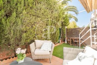 Maison jumelée à Aravaca. Adosado en venta en aravaca