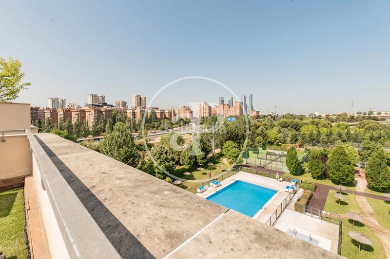 Foto ea7fd75c-f795-45dd-844a-359260358d45. Dúplex atico en venta en arturo soria en Virgen del Cortijo-Manoteras Madrid