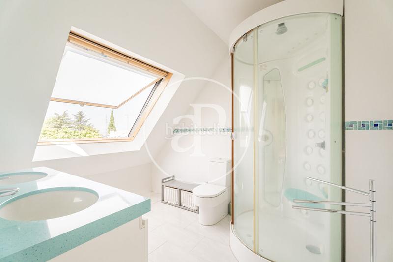 Foto 38b95d1c-bd4e-4cdc-b694-3047f249178e. Casa con riscaldamento parcheggio piscina in Las Lomas Boadilla del Monte